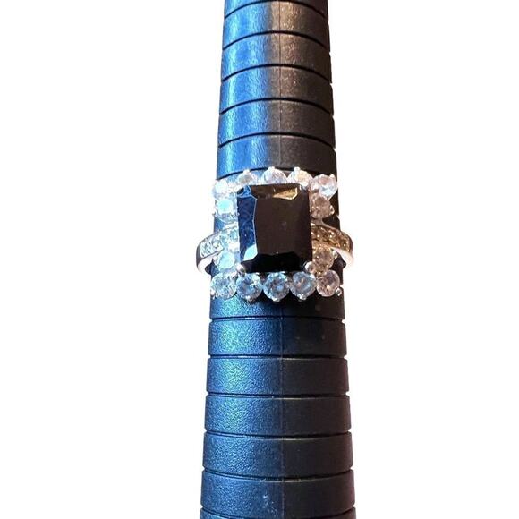 Ring black center stone surrounded by round inlaid crystals on band S 9 - Picture 1 of 6